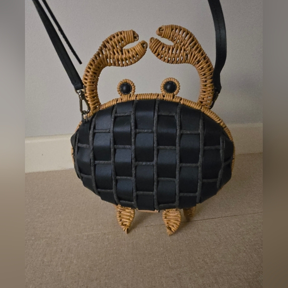 Kate Spade Navy and Tan Crab-Shaped Crossbody Bag - Picture 6 of 7